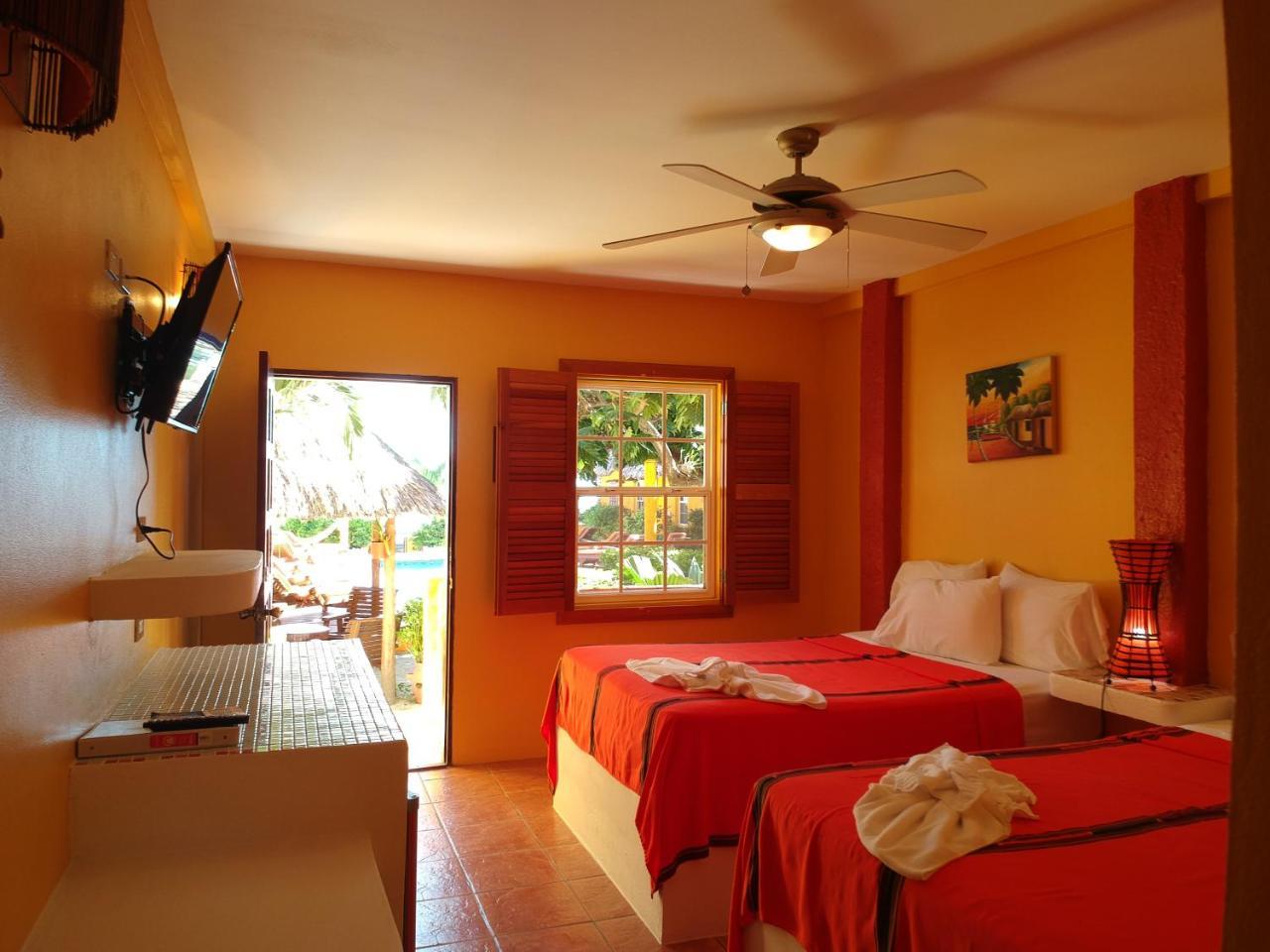 Seaside Cabanas Hotel Caye Corker Eksteriør billede